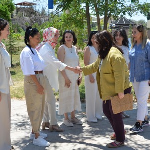 Sayın Valimizin eşi Elif MAKAS Hanımefendi ve İl Müdürümüz Sayın Çiğdem AÇIKYILDIZ KAZEL, "Koruyucu Aile Şenliği" programında koruyucu ailelerimiz ve çocuklarımızla bir araya geldiler. - fotoğraf 1