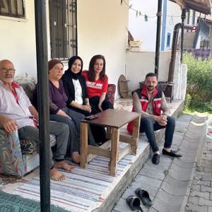 Şube Müdürümüz Nevim EVLİYAOĞLU ve Şehit Gazi Birimi tarafından Şehit Mahmut KAYA, Şehit Hacı KAYA’ nın kıymetli aileleri ve Gazi Hasan DONAR ziyaret edilmiştir. Bu vesile ile şehitlerimize rahmet diliyoruz. Kahraman Gazilerimize de minnetle yad ediyoruz. - fotoğraf 3