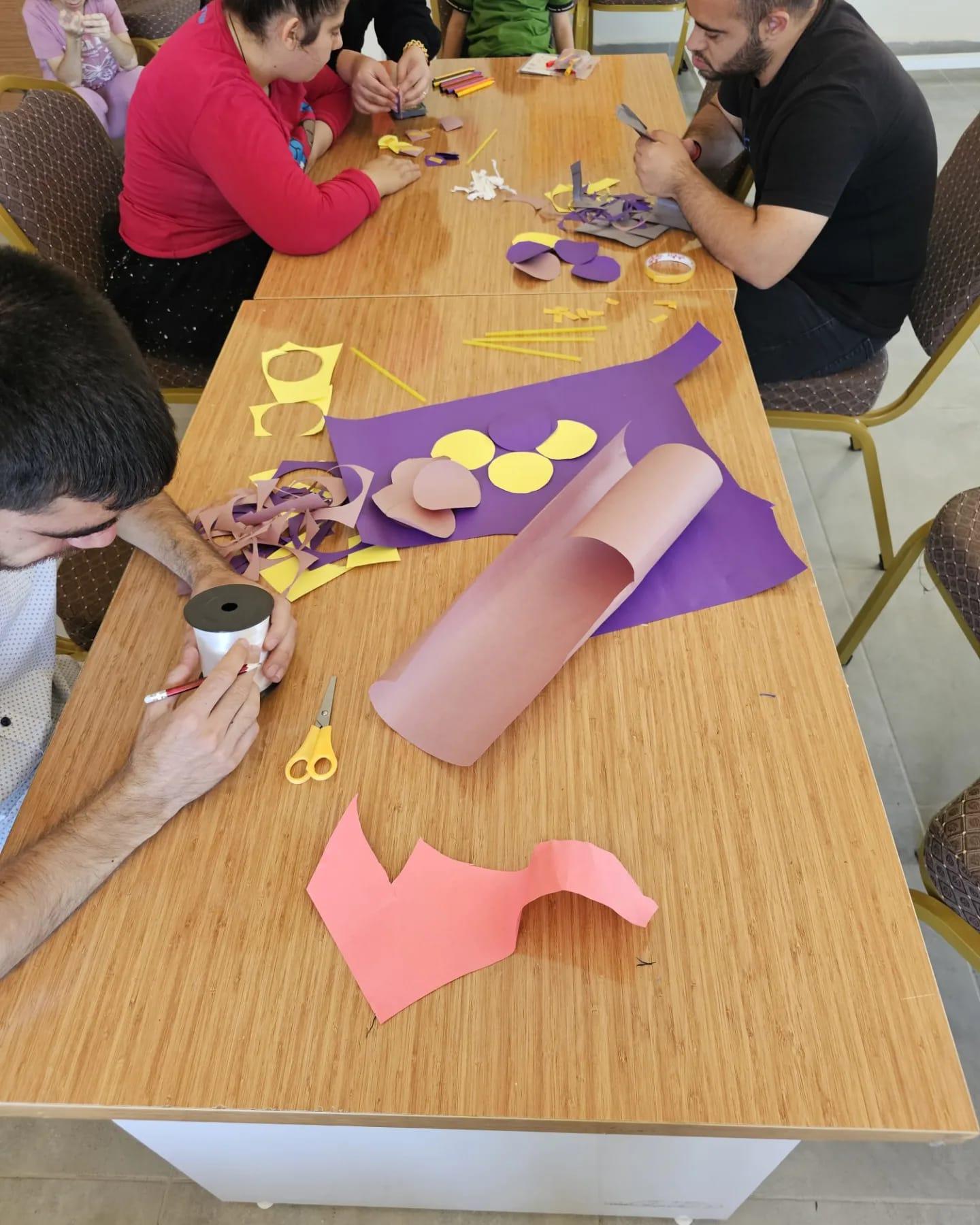 İl Müdürlüğümüze bağlı Bingöl Gündüz Bakım, Rehabilitasyon ve Aile Danışma Merkezimizde hizmet gören engelli bireylerimiz ile birlikte Resim  kursunda çeşitli etkinlikler yapılarak eğlenceli vakit geçirdiler.