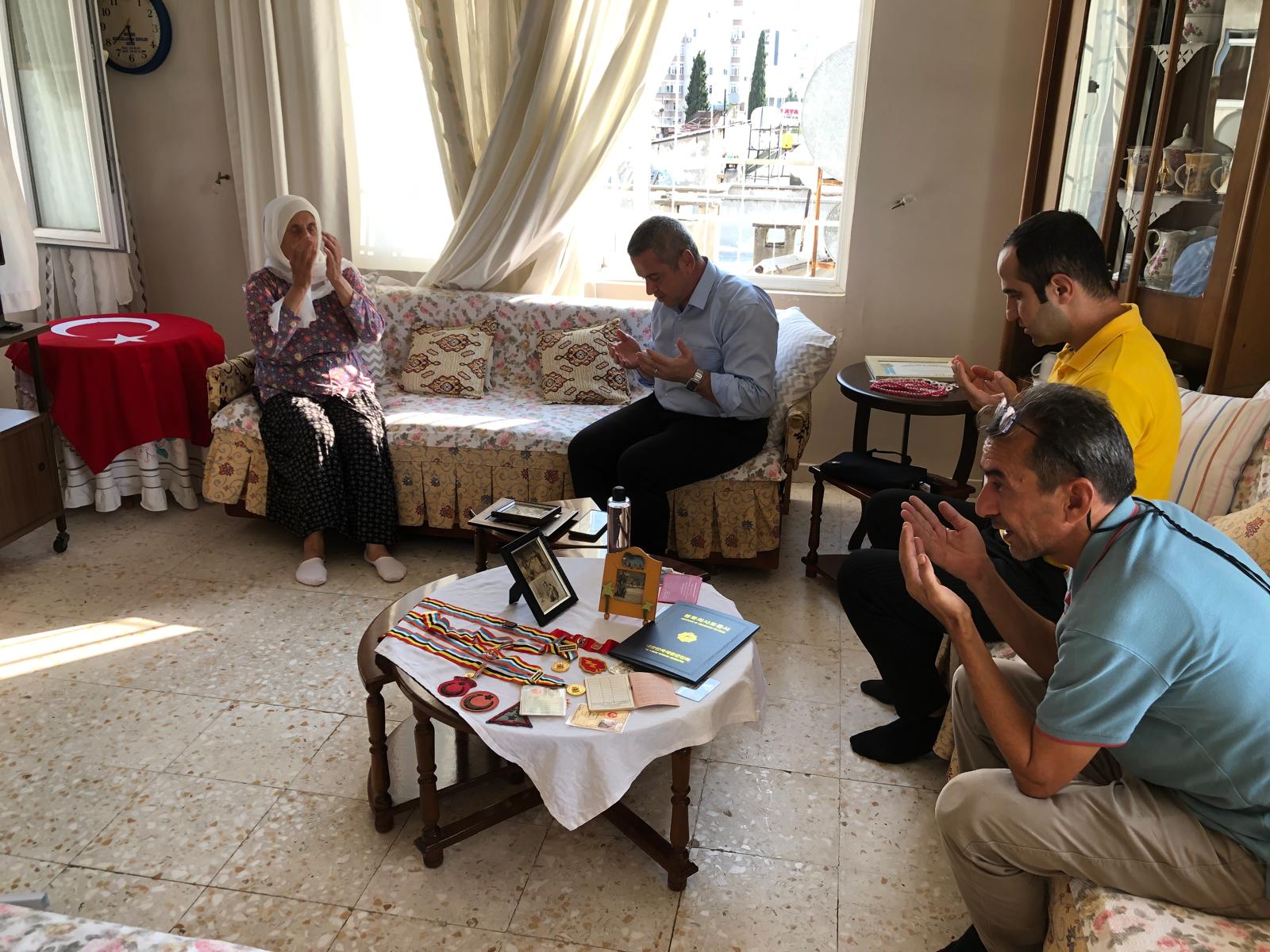 İl Müdürümüz Naci YILMAZ, Kore savaşında şarapnel parçasının isabet etmesi nedeniyle Gazi olup 1988 yılında Gaziantep'te çalışırken kaçakçılar tarafından vurularak öldürülen Abdulhalim KAÇTI'nın bizlere emaneti kıymetli eşini ziyaret etti. 