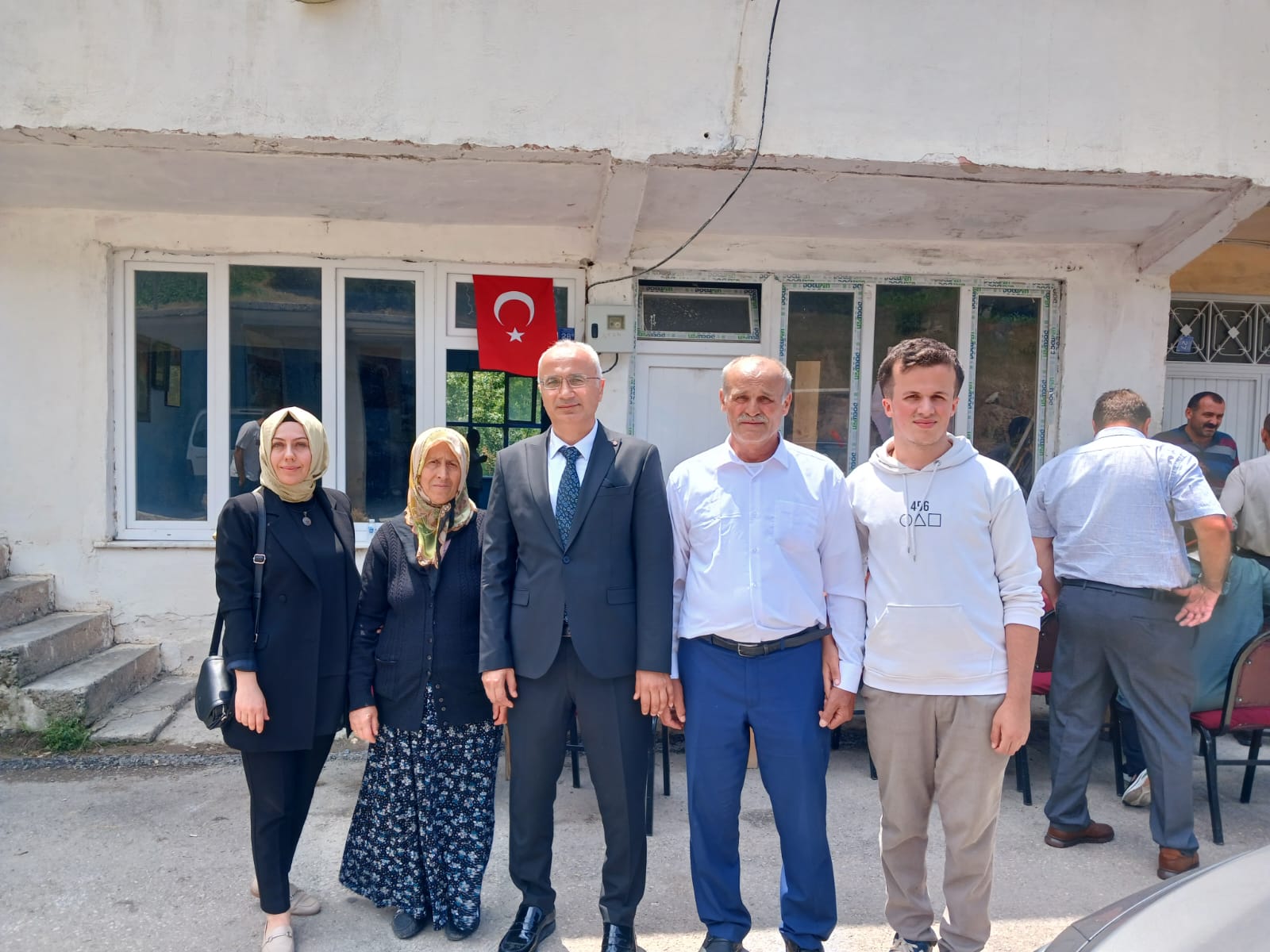 ŞEHİT ÖĞRETMENİMİZ NECMETTİN YILMAZ’I ŞEHADETİNİN 8. YILINDA KABRİ BAŞINDA ANDIK!