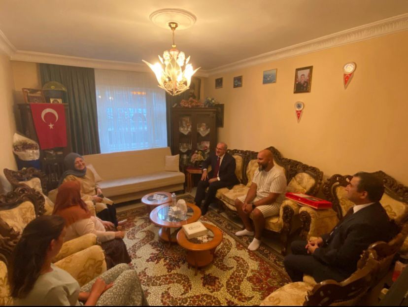 Valimiz Sayın Doç. Dr. Ömer TORAMAN ve Eşi Hanımefendi Neşe TORAMAN Şehit Tuğgeneral Sezgin ERDOĞAN’ın Kıymetli Annesi Esma ERDOĞAN’ı Ziyaret Etti