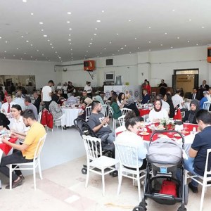 15 Temmuz Demokrasi ve Milli Birlik Günü Dolayısıyla Kıymetli Şehit Ailelerimiz ve Gazilerimiz Onuruna Yemek Verildi - fotoğraf 7