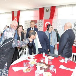 15 Temmuz Demokrasi ve Milli Birlik Günü Dolayısıyla Kıymetli Şehit Ailelerimiz ve Gazilerimiz Onuruna Yemek Verildi - fotoğraf 4