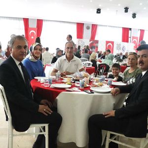 15 Temmuz Demokrasi ve Milli Birlik Günü Dolayısıyla Kıymetli Şehit Ailelerimiz ve Gazilerimiz Onuruna Yemek Verildi - fotoğraf 2