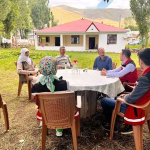 İl Müdürlüğümüze bağlı Karlıova SHM Müdürümüz Murat KUŞ ve Şehit Gazi Birimi ile birlikte Karlıova ilçesinde ikamet eden Şehit Hacı ALAN’nın kıymetli ailesini ziyaret ettiler. - fotoğraf 2