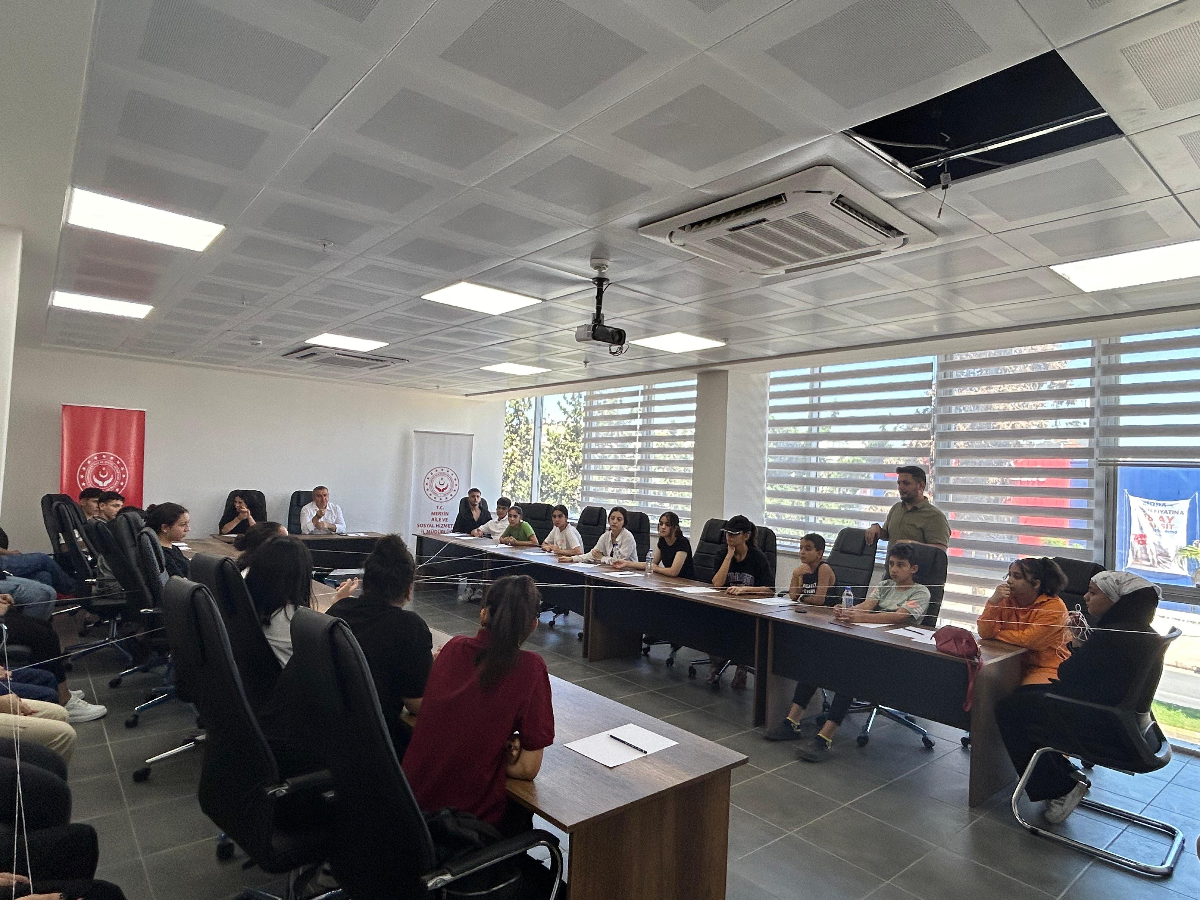 Mersin Aile ve Sosyal Hizmetler İl Müdürlüğü İl Çocuk Hakları Komitesi çocuklarımızla birlikte danışma kurulu kararları değerlendirilmiş olup il düzeyinde kararlar alınmış ve İl Müdürümüz Naci YILMAZ eşliğinde durum/hedef çözüm noktaları değerlendirildi.