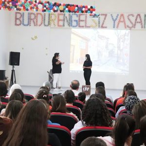 İl Müdürümüz Mustafa ÇAKIR, Müdürlüğümüze bağlı Çocuk Evleri Sitesinde bakım ve koruma altında bulunan çocuklarımız tarafından hazırlanan tiyatro gösterisine katıldı - fotoğraf 1