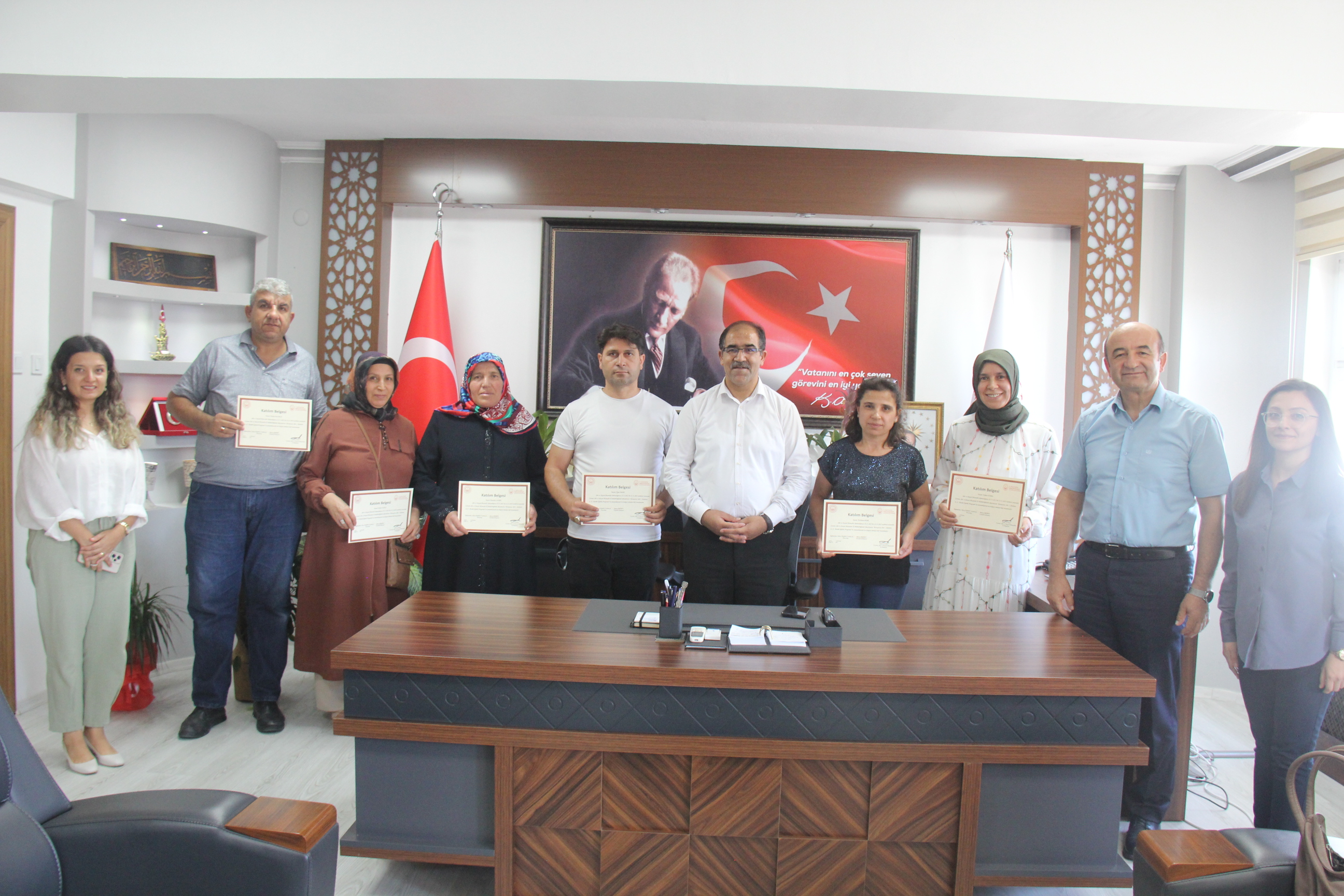 BİRİNCİ KADEME KORUYUCU AİLE EĞİTİMİNİ TAMAMLAYAN AİLELERE KATILIM BELGELERİ TAKDİM EDİLDİ