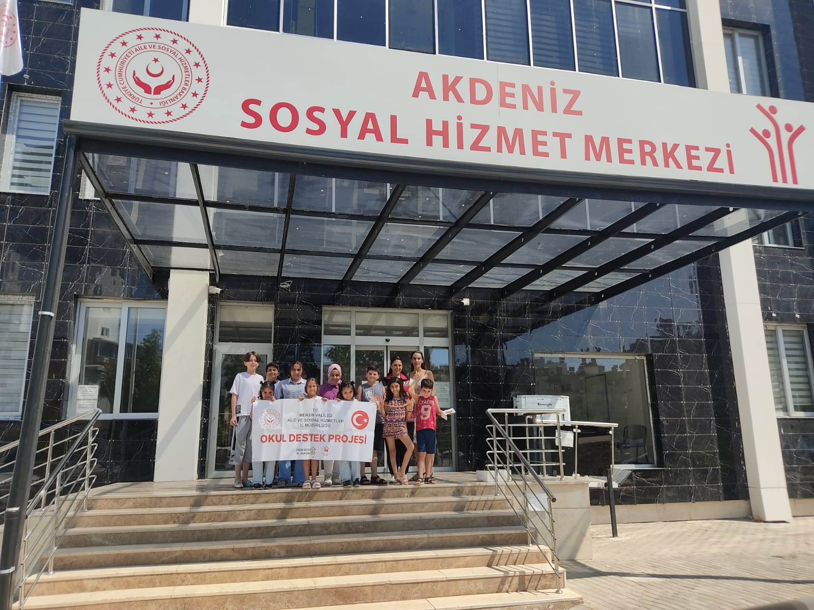 #OkulDestekProjesi kapsamında Akdeniz Sosyal Hizmet Merkezimizden faydalanan çocuklarımız ve Terör Gazimiz Ethem Çoşkun'un resim öğretmeni olan eşi bir araya gelerek taş boyama çalışması yaptılar.🙂