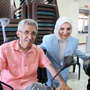 Aile ve Sosyal Hizmetler Bakanımız Göktaş, Alevi vatandaşlarla bir araya geldi, aşure dağıttı - fotoğraf 4