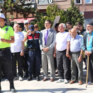 Merzifon İlçesinde düzenlenen "Yaya Öncelikli Trafik Yılı" Kapsamında "Yaya Geçidi Nöbeti" Etkinliğine Merzifon Huzurevi'de Katıldı - fotoğraf 1