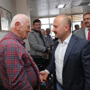 Valimiz Dr. Osman VAROL ile eşi Funda VAROL Hanımefendi, 1 Ekim Dünya Yaşlilar Günü Dolayisiyle Suluova Huzurevinde Yaşlilarimizla Bir Araya Geldiler - fotoğraf 2