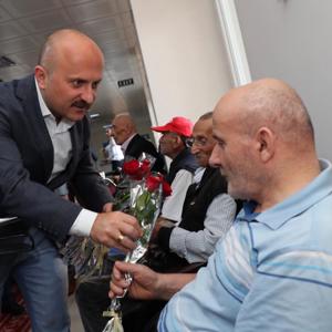 Valimiz Dr. Osman VAROL ile eşi Funda VAROL Hanımefendi, 1 Ekim Dünya Yaşlilar Günü Dolayisiyle Suluova Huzurevinde Yaşlilarimizla Bir Araya Geldiler - fotoğraf 1