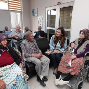 Valimiz Dr. Osman VAROL ile eşi Funda VAROL Hanımefendi, 1 Ekim Dünya Yaşlilar Günü Dolayisiyle Suluova Huzurevinde Yaşlilarimizla Bir Araya Geldiler - fotoğraf 4