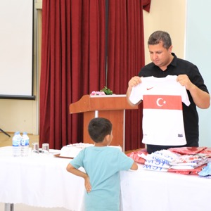 İl Müdürümüz Serdar Demirci’den Biricik Yavrularımıza Forma Hediyesi. - fotoğraf 3