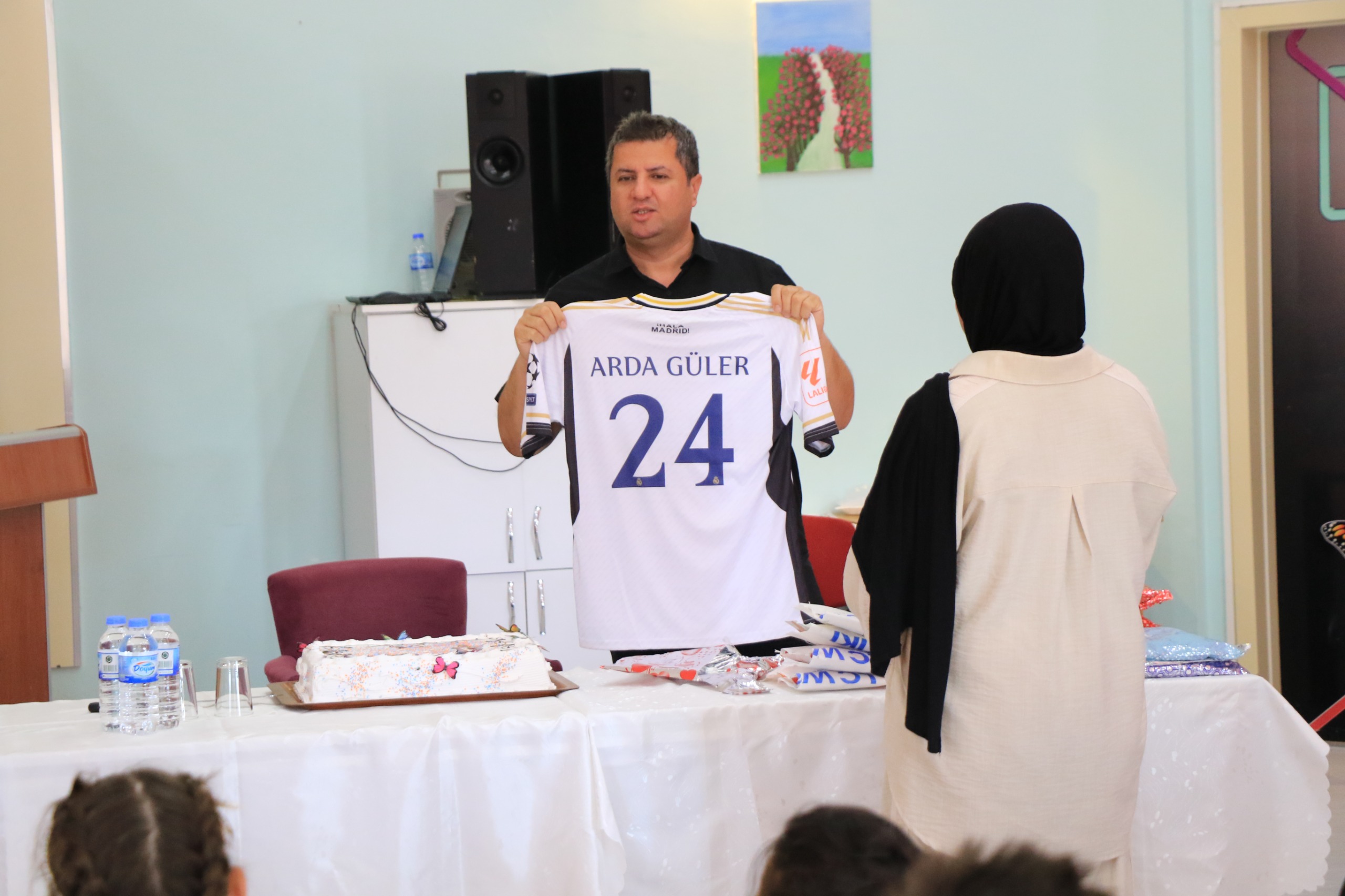 İl Müdürümüz Serdar Demirci’den Biricik Yavrularımıza Forma Hediyesi.