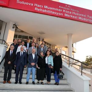 Valimiz Dr. Osman VAROL ile eşi Funda VAROL Hanımefendi, 1 Ekim Dünya Yaşlilar Günü Dolayisiyle Suluova Huzurevinde Yaşlilarimizla Bir Araya Geldiler - fotoğraf 5