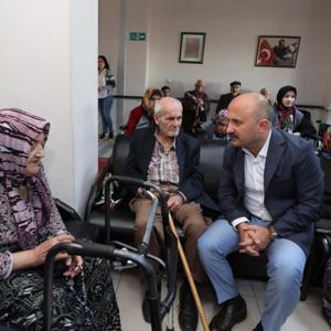Valimiz Dr. Osman VAROL ile eşi Funda VAROL Hanımefendi, 1 Ekim Dünya Yaşlilar Günü Dolayisiyle Suluova Huzurevinde Yaşlilarimizla Bir Araya Geldiler - fotoğraf 8
