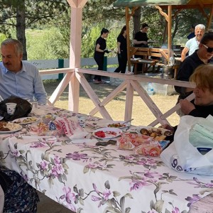 Büyüklerimiz Karaçomak Barajı Mesire Alanında Biraraya Gelerek Keyifli Vakit Geçirdiler - fotoğraf 2