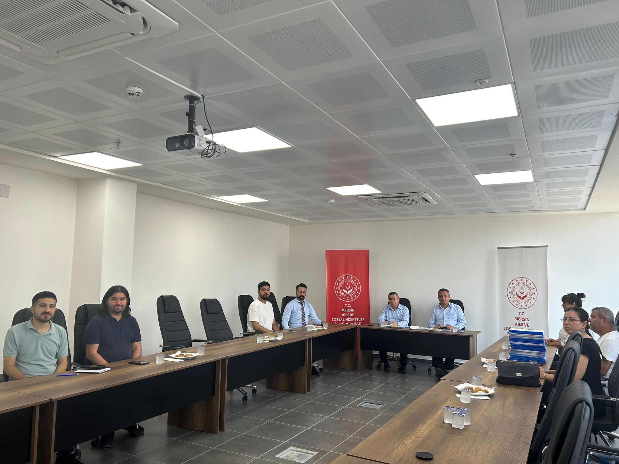 2024 yılı 2.Erişilebilirlik Komisyon Toplantısı Sn.Vali Yrd.Kadir Okatan başkanlığında gerçekleştirildi.İlk 6 ay yapılan denetimler değerlendirilerek erişebilirlik belgesi almaya hak kazanan bina ve toplu taşıma araçlara belge verilmesi karara bağlandı.