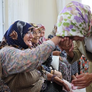 Minister of Family and Social Services Mahinur Özdemir Göktaş paid a visit to the nursing homes in Aydın. - fotoğraf 3