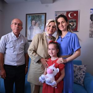 Bakanımız Sayın Mahinur Özdemir Göktaş Şehidimiz Özel Harekât Polisi Necati Aygün'ün ailesini ziyaret ederek başsağlığı ve sabırlar diledi. - fotoğraf 4