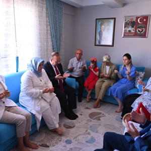Bakanımız Sayın Mahinur Özdemir Göktaş Şehidimiz Özel Harekât Polisi Necati Aygün'ün ailesini ziyaret ederek başsağlığı ve sabırlar diledi. - fotoğraf 2