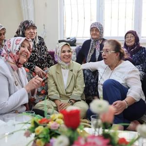Bakanımız sayın Mahinur Özdemir Göktaş İl Müdürlüğümüze bağlı Aymelek Derneği Gündüzlü Yaşlı Bakım Merkezini ziyaret etti. - fotoğraf 3