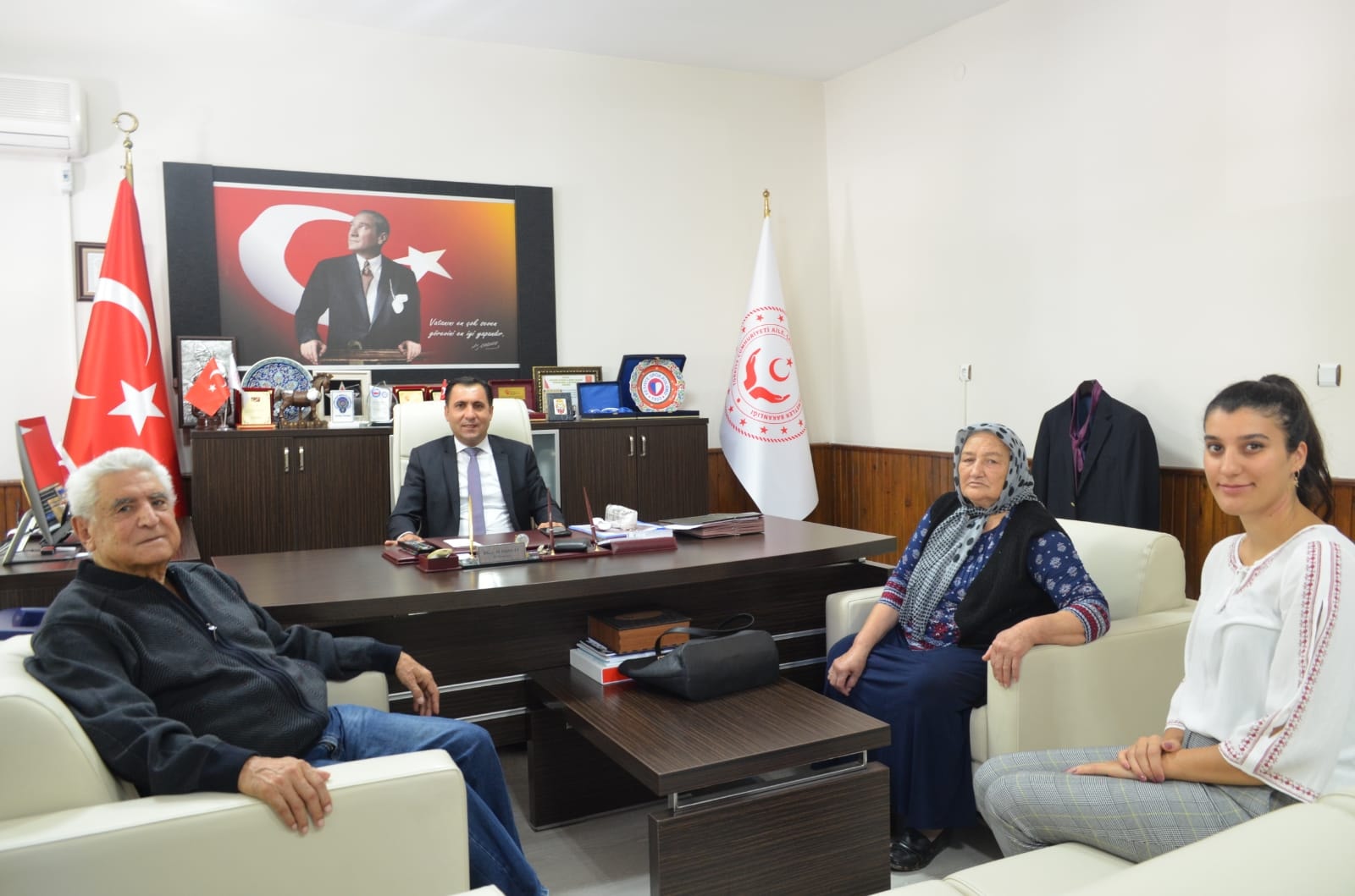 08.04.2006'de Elazığ’da yola döşenen mayının patlaması sonucu şehit düşen Jandarma Yarbay Alim Yılmaz’ın Babası Mehmet Yılmaz ve Annesi Ümmü Yılmaz, İl Müdürümüz İlkay Türkoğlu'nu ziyaret etti.