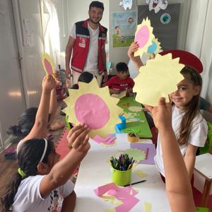 Depremden etkilenen çocuklarımızı psikolojik ve sosyal yönden desteklemek için #PSD Ekiplerimiz çalışmalarına devam ediyor.   #PsikoSosyalDestek   📍 Hatay - fotoğraf 2