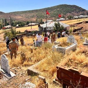 2016 yılında şehit edilen korucu Tarık AYDEMİR ve korucu İdris DEMİR’in kabirlerini, şehadetlerinin 8. sene-i devriyesinde ziyaret  - fotoğraf 1