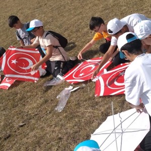 Çocuklarımızın Ay-Yıldızlı Uçurtmaları Gökyüzünü Renklendirdi  - fotoğraf 2