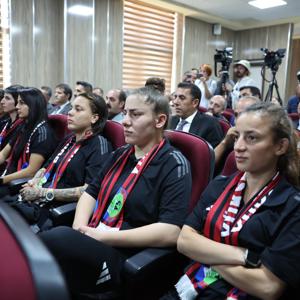 Bakanımız Göktaş Yüksekova Spor Kulübü Kadın Futbol Takımı Otobüs Teslim Töreni’ne Katıldı - fotoğraf 5