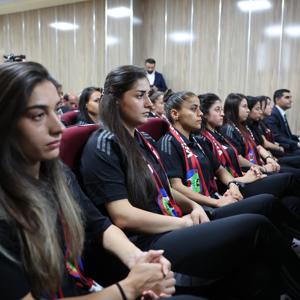 Bakanımız Göktaş Yüksekova Spor Kulübü Kadın Futbol Takımı Otobüs Teslim Töreni’ne Katıldı - fotoğraf 6