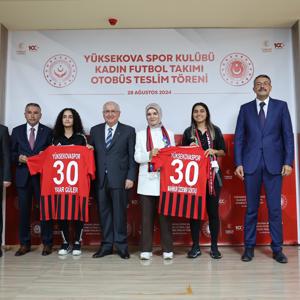 Bakanımız Göktaş Yüksekova Spor Kulübü Kadın Futbol Takımı Otobüs Teslim Töreni’ne Katıldı - fotoğraf 11