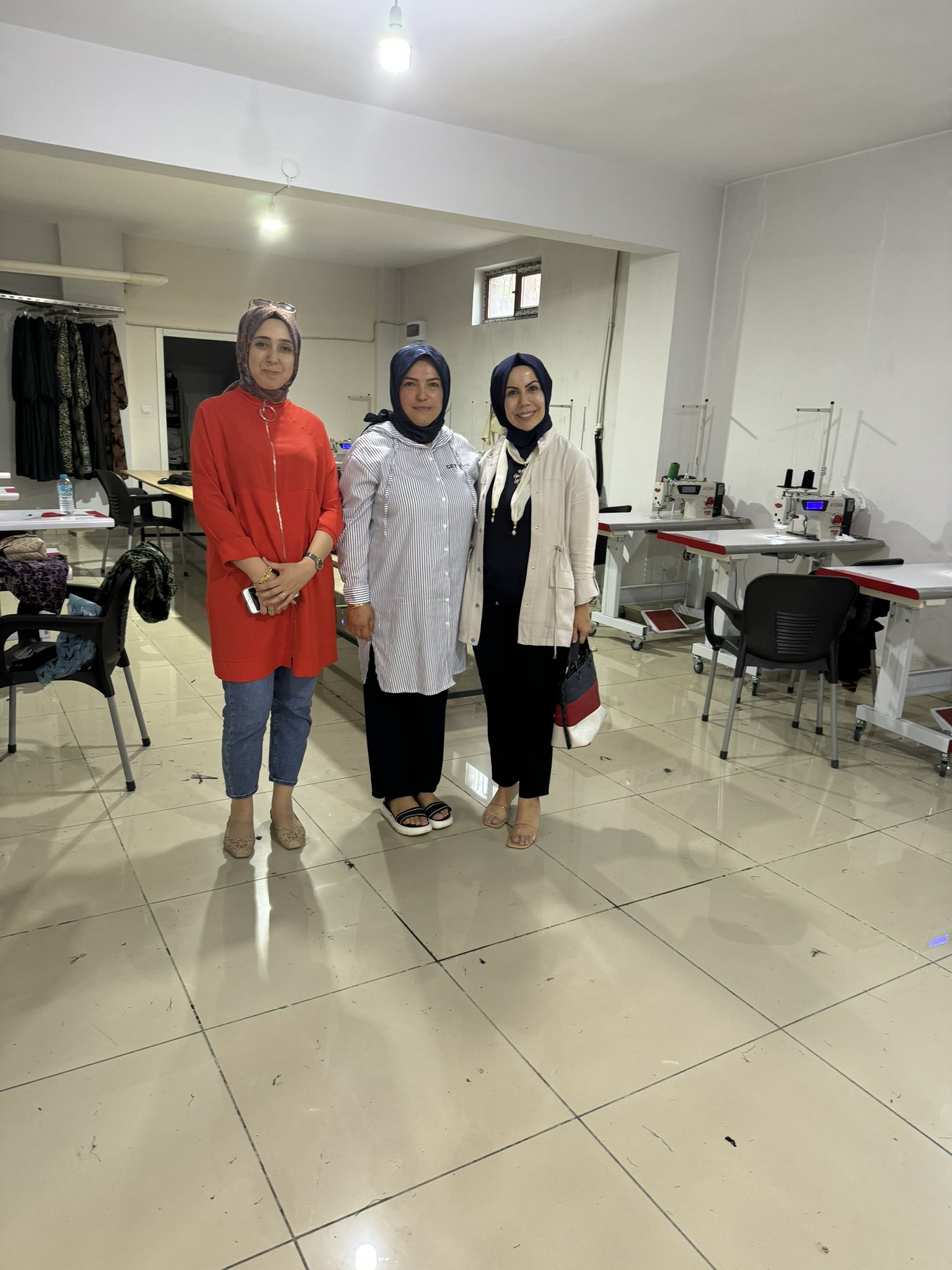 El emeği ürünleri ile ilimize katma değer katan, kadın istihdamına destek olan Kadının Gücü Üretim ve İşletme Kooperatifine Şube Müdürümüz ve Kadın Birimimiz tarafından ziyaret gerçekleştirilmiştir.