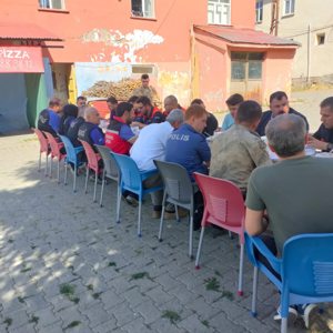 Afet anında ilk dakikadan itibaren sahada olan afetten etkilenen kişilere yönelik uzman personeller ile psiko-sosyal destek hizmeti sunan ekiplerimiz Bingöl Valiliği Koordinasyonunda gerçekleştirilen Bingöl Depremi Saha Tatbikatında görev almıştır. - fotoğraf 3