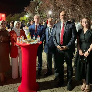 Bingöl Valisi Sayın Ahmet Hamdi USTA ve Eşi Şerife USTA Hanımefendilerin himayelerinde gerçekleştirilen 30 Ağustos Zafer Bayramı Resepsiyonuna İl Müdürümüz Abdulbari AKSOY da katılmıştır.  - fotoğraf 1