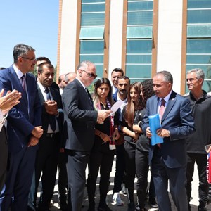 Bakanımız Göktaş Yüksekova Spor Kulübü Kadın Futbol Takımı Otobüs Teslim Töreni’ne Katıldı - fotoğraf 4