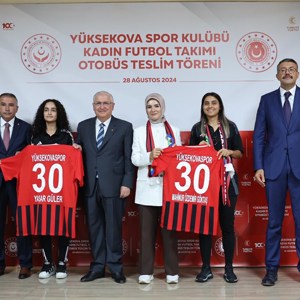 Bakanımız Göktaş Yüksekova Spor Kulübü Kadın Futbol Takımı Otobüs Teslim Töreni’ne Katıldı - fotoğraf 9
