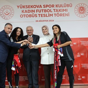 Bakanımız Göktaş Yüksekova Spor Kulübü Kadın Futbol Takımı Otobüs Teslim Töreni’ne Katıldı - fotoğraf 10