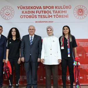 Bakanımız Göktaş Yüksekova Spor Kulübü Kadın Futbol Takımı Otobüs Teslim Töreni’ne Katıldı - fotoğraf 11