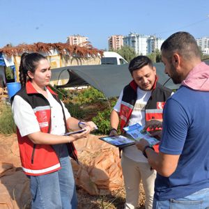 Ekiplerimiz tarafından #ÇocuklarGüvendeProgramı kapsamında, yeni eğitim öğretim dönemi öncesi mevsimlik işçilerin çocuklarının eğitimlerine ilişkin saha çalışmasına başlandı.  - fotoğraf 1