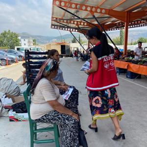 #SilifkeSHM ve #SilifkeŞÖNİM tarafından Silifke Kapalı Pazar Yerinde ''Kadına Yönelik Şiddetle Mücadele ve #KADES'' hakkında bilgilendirmelerde bulunarak broşür dağıtımı yapıldı.   - fotoğraf 1