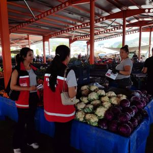 #SilifkeSHM ve #SilifkeŞÖNİM tarafından Silifke Kapalı Pazar Yerinde ''Kadına Yönelik Şiddetle Mücadele ve #KADES'' hakkında bilgilendirmelerde bulunarak broşür dağıtımı yapıldı.   - fotoğraf 2