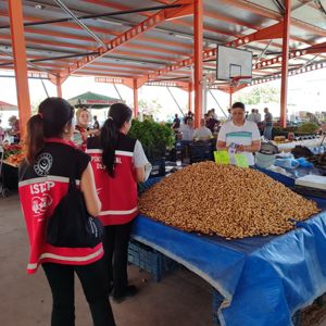 #SilifkeSHM ve #SilifkeŞÖNİM tarafından Silifke Kapalı Pazar Yerinde ''Kadına Yönelik Şiddetle Mücadele ve #KADES'' hakkında bilgilendirmelerde bulunarak broşür dağıtımı yapıldı.   - fotoğraf 3