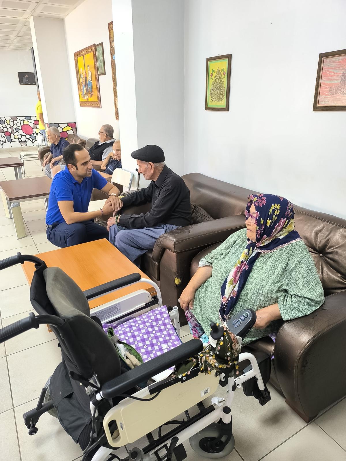 Erdemli Huzurevinde kalan kıymetli büyüklerimizi ziyaret edip sohbet ettik. Yaşlılarımıza ne kadar değer versek az kalır. Yaşlılarımız bizim başımızın tacıdır. Her zaman kıymetli büyüklerimizin yanındayız.