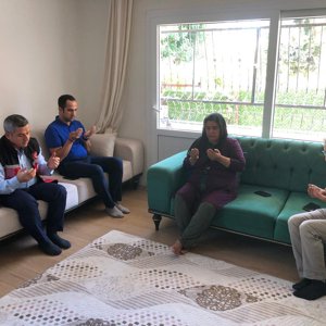 İl Müdürümüz Naci YILMAZ,2020 yılında Ağrı hudut hattında görevi başındayken şehit olan P. Uzm. Çvş. İdris ŞAHİN'in bizlere emaneti kıymetli ailesini ziyaret etti. Şehidimize Allah'tan rahmet ailesine sabırlar diliyoruz.  - fotoğraf 1