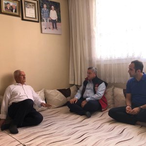 İl Müdürümüz Naci YILMAZ,2009 yılında vatani görevini yaptığı Batman’da geçirdiği trafik kazası sonucu şehit olan Mesut TORAMAN'ın kıymetli ailesini ziyaret etti.Aziz Şehidimize Allah'tan rahmet,ailesine sabırlar diliyoruz.  - fotoğraf 1